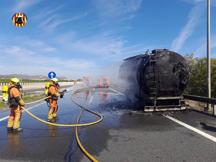 Arde un camión en la A7 en Sagunto y cortan al tráfico el enlace de la A7 con la V23