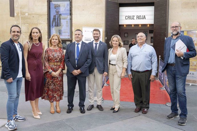 Autoridades presentes en el acto de claudsura del pionero Proyecto Crece de Cruz Roja.