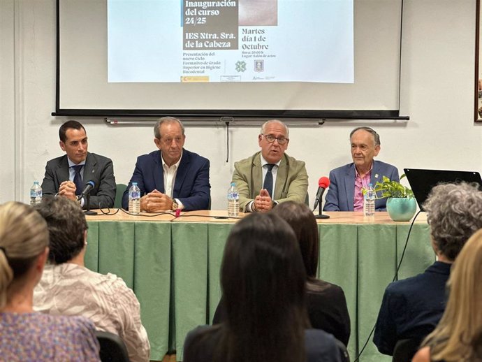 El delegado del Gobierno de la Junta de Andalucía en Jaén, Jesús Estrella (2d), junto al resto de autoridades durante la presentación del nuevo ciclo de Higiene Bucodental que va a impartirse en el IES Nuestra Señora de la Cabeza, en Andújar.