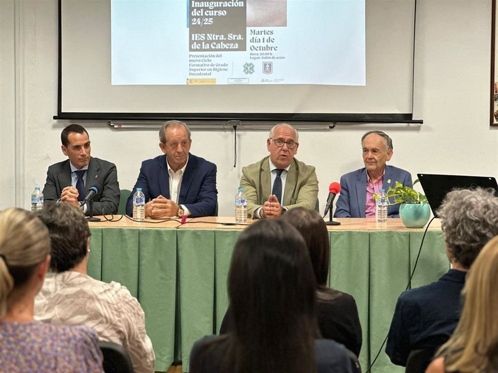 El delegado del Gobierno de la Junta de Andalucía en Jaén, Jesús Estrella (2d), junto al resto de autoridades durante la presentación del nuevo ciclo de Higiene Bucodental que va a impartirse en el IES Nuestra Señora de la Cabeza, en Andújar.