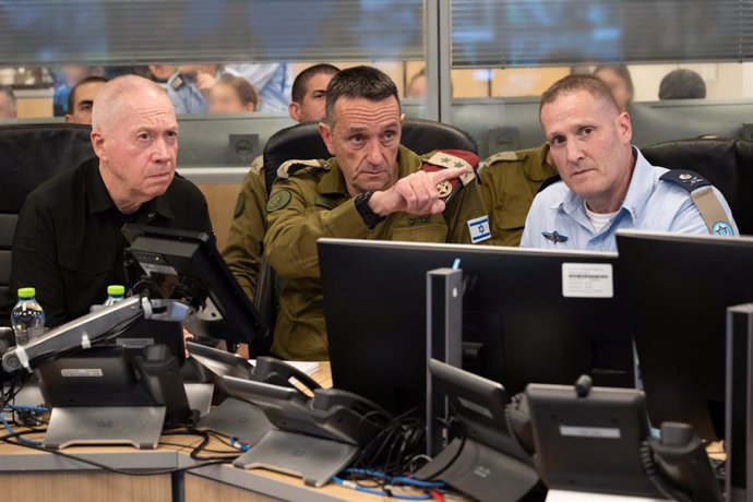 El ministro de Defensa de Israel, Yoav Gallant (I), junto al jefe del Estado Mayor de las Fuerzas de Defensa de Israel, Herzi Halevi (C), durante una reunión militar.