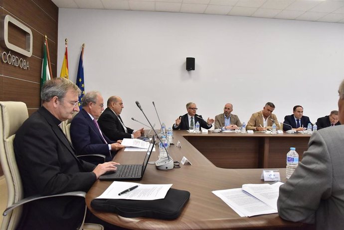 Archivo - Participantes en la primera de las Mesas de Encuentro organizadas por el Cabildo Catedral.