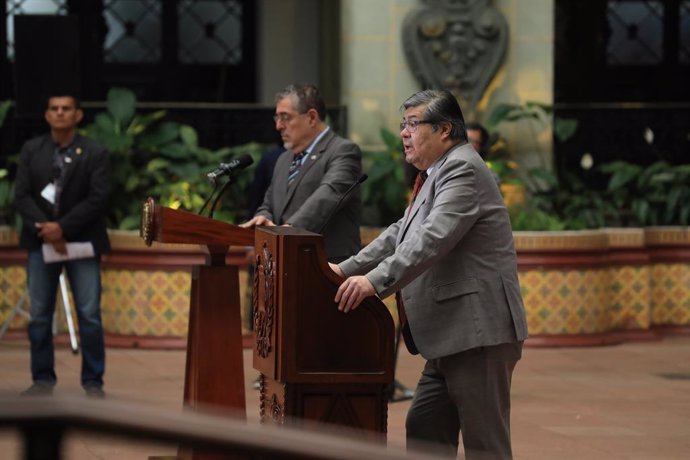 Imagen de archivo del ministro de Gobernación de Guatemala, Francisco Jiménez, y el presidente del país, Bernardo Arévalo