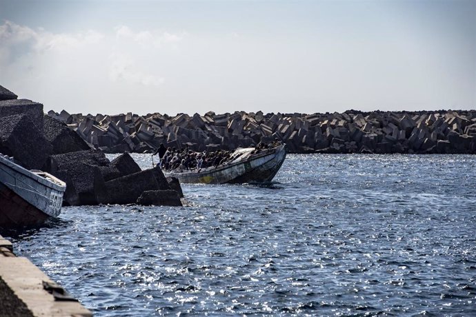 Varios migrantes a su llegada al puerto de La Restinga, a 22 de septiembre de 2024, en El Hierro, Canarias (España)