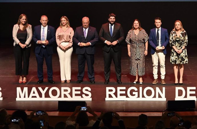 El presidente de la Comunidad, Fernando López Miras, junto a la consejera de Política Social, Familias e Igualdad, Conchita Ruiz, y los premiados en la gala