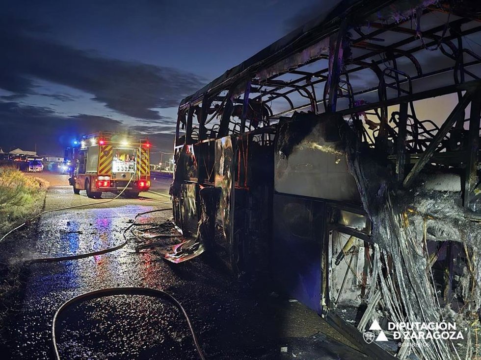 Autobús incendiado a 300 metros de la factoría de Stellantis en Figueruelas.