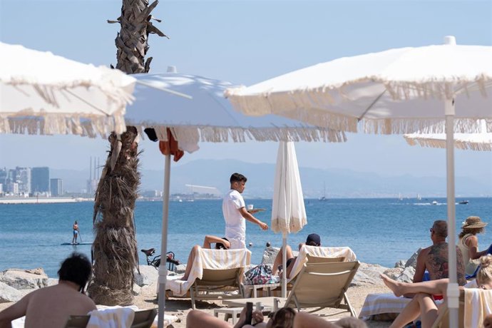 Archivo - Turistas en las inmediaciones del Hotel W, a 5 de agosto de 2024, en Barcelona, Cataluña (España)