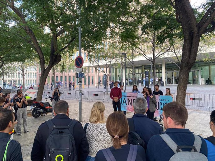 ERC acompaña a una activista LGTBI acusada de una presunta agresión a un mosso