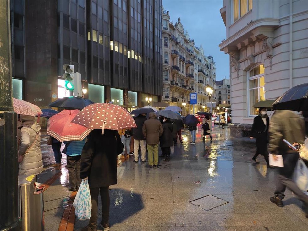 Archivo - Personas paseando por Bilbao
