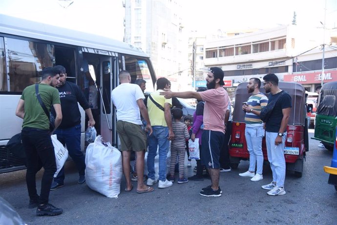 Un grupo de desplazados libaneses llega a la ciudad de Trípoli tras huir de la capital, Beirut, tras los bombardeos de Israel (archivo)