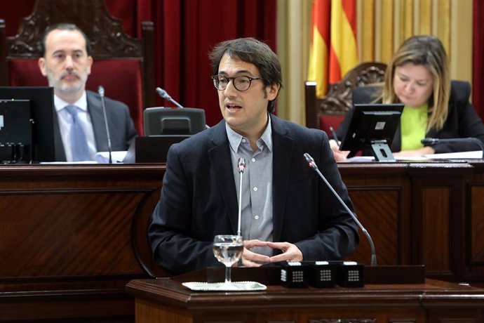 Archivo - El diputado del PSOE en Baleares Iago Negueruela interviene durante un pleno en el Parlament balear.