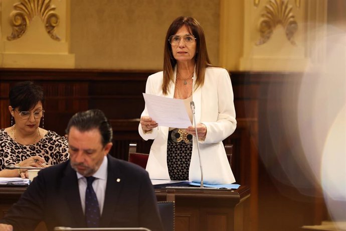 Archivo - La portavoz del grupo parlamentario VOX, Manuela Cañadas, interviene durante un pleno en el Parlament balear.