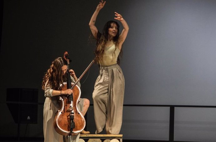 Protagonizada por las mellizas Florencia Oz e Isidora O'Ryan, 'Antípodas' se inspira en la figura de 'El Doble' y aborda la dualidad e identidad del ser.