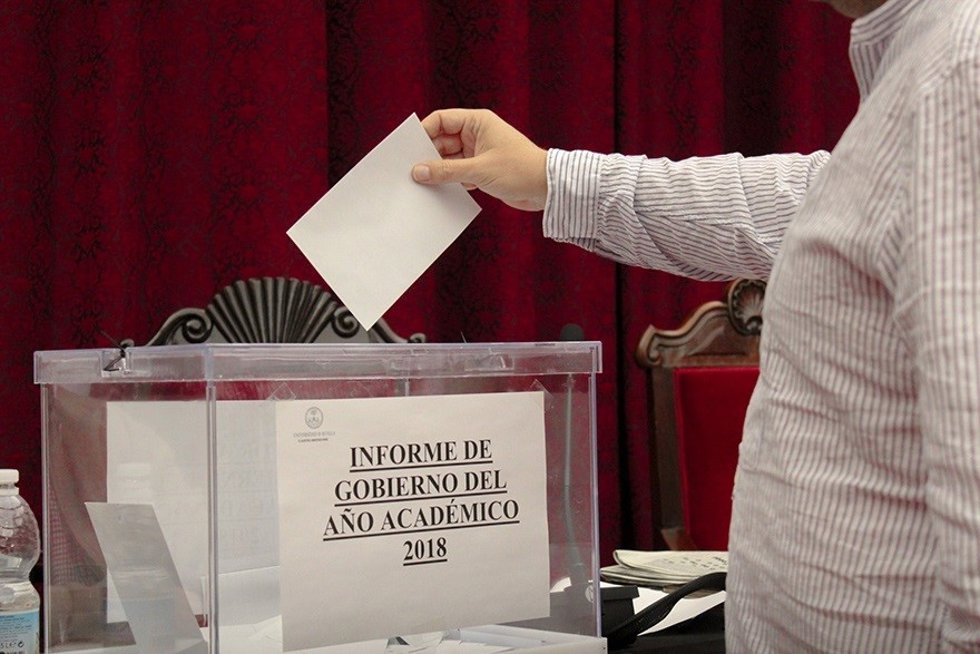 Archivo - Imagen de archivo de una votación en el Claustro de la Universidad de Sevilla.