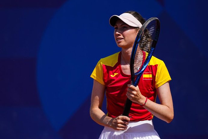 Archivo - Cristina Bucsa of Spain looks on against Leylah Fernandez of Canada during their Women's Singles Second Round tennis match on Roland-Garros - Court 7 during the Paris 2024 Olympics Games on July 29, 2024 in Paris, France.