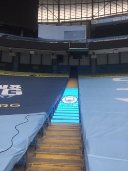 Una instalación LED con el escudo del Manchester City en el Etihad Stadium