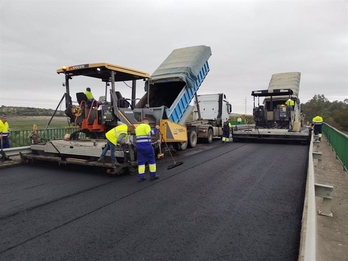 Reparación del firme en una carretera.