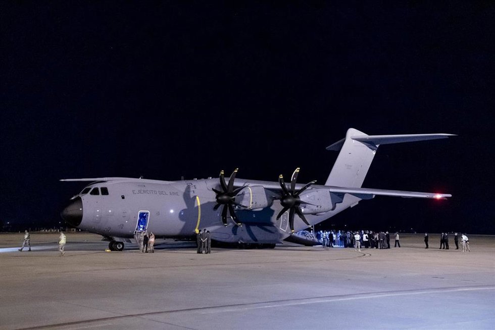 Archivo - EP- Selección fotos 2021: Varios afganos llegan a la Base Aérea de Torrejón de Ardoz, en el primer vuelo con refugiados afganos procedente de Islamabad a 11 de octubre de 2021, en Torrejón de Ardoz, Madrid (España). En este vuelo han viajado m