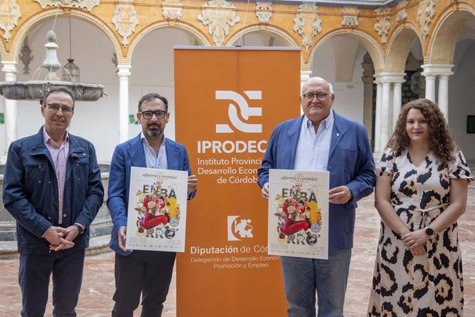 El presidente de Iprodeco, Félix Romero (segundo por la izda.), junto al alcalde de La Rambla, Jorge Jiménez (tercero), en la presentación de EnBarro.