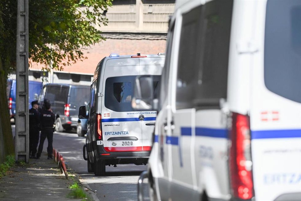 Agentes de la Ertzaintza se preparan para detener a varias personas que participaron en la reyerta, a 30 de septiembre de 2024, en Barakaldo, Vizcaya, País Vasco (España).