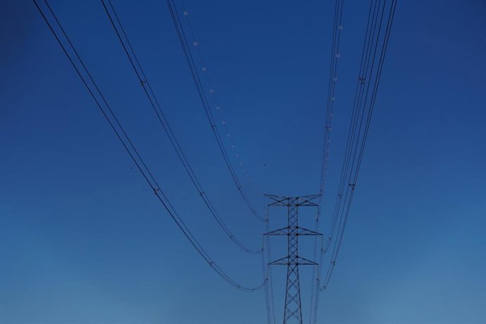 Archivo - El pool eléctrico encara un invierno con precios cerca de los 95 €/Mwh pudiendo recortar hasta 25 €/Mwh por las eólicas.