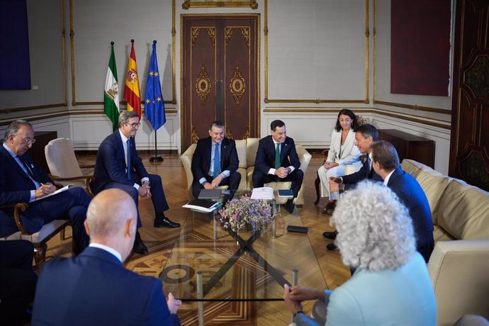 El presidente de la Junta de Andalucía, Juanma Moreno, en la reunión mantenida con la cúpula de Airbus SE.