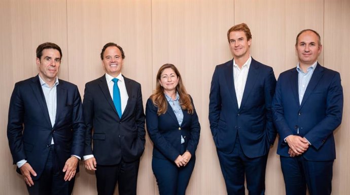 De izquierda a derecha: Emmanuel Lagarrigue (KKR), Javier Rodríguez Soler (BBVA), Regina Gil (BBVA), Charlie Gailliot (KKR) y Antonio Bravo (BBVA).