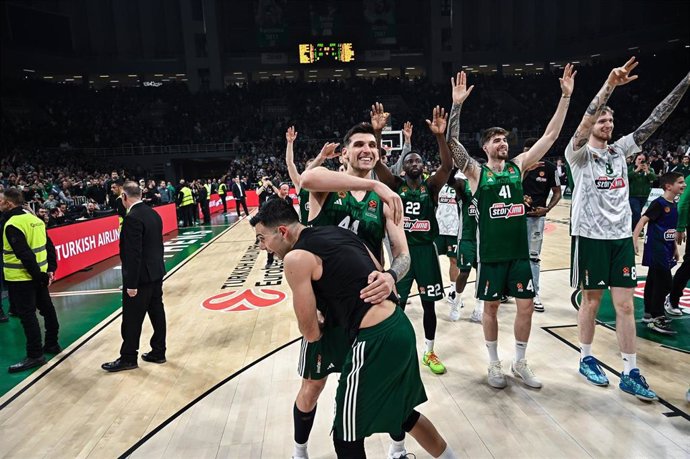 Archivo - Los jugadores del Panathinaikos celebrando una victoria en la Euroliga 23-24