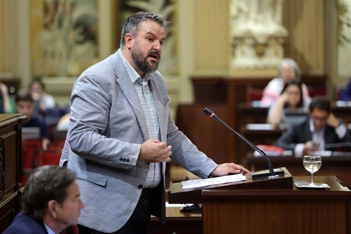 El portavoz de MÉS per Mallorca en el Parlament balear, Lluís Apesteguia, en el Debate de Política General.