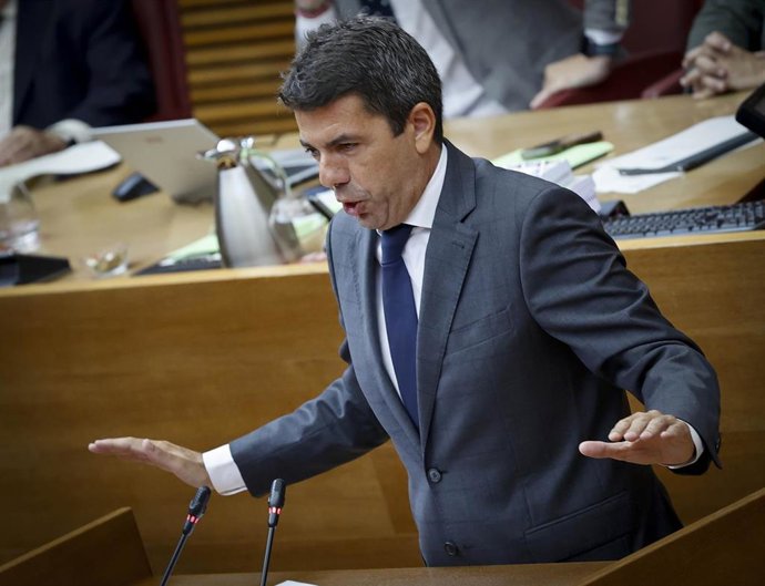 El 'president' Carlos Mazón en el pleno de Les Corts