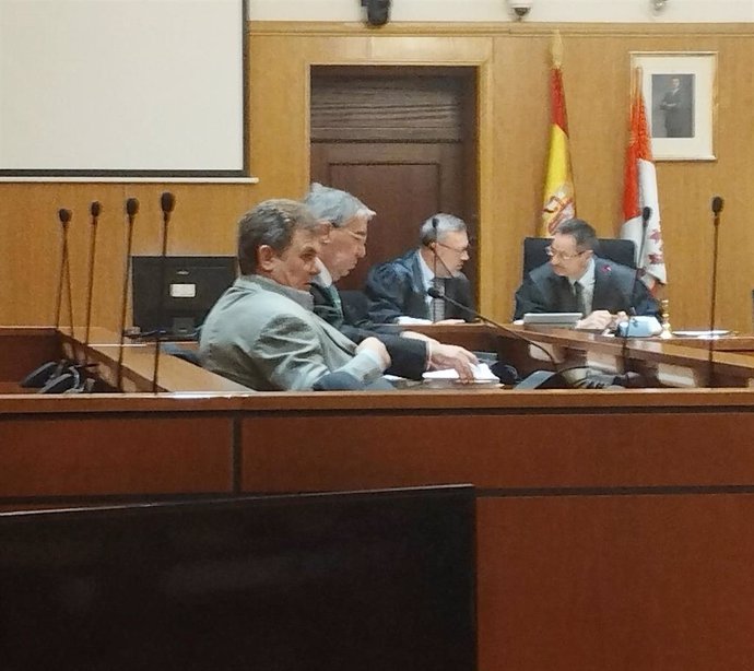 El viticultor, en primer plano, y su abogado defensor durante la vista de conformidad celebrada este miércoles en la Audiencia de Valladolid.