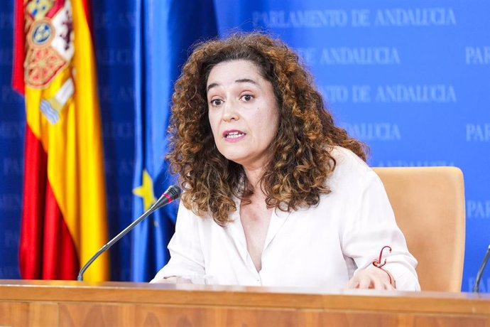 La portavoz del Grupo Por Andalucía, Inmaculada Nieto, durante la ronda de ruedas de prensa de portavoces de los grupos parlamentarios en el Parlamento de Andalucía, a 2 de octrubre de 2024 en Sevilla (Andalucía, España). Los portavoces de los grupos parl