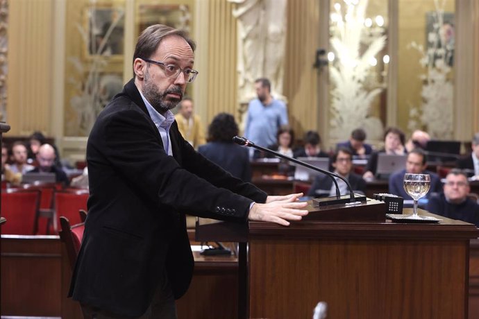 Archivo - El portavoz de Més per Menorca-Grupo Mixto, Josep Castells, interviene durante un pleno en el Parlament balear.