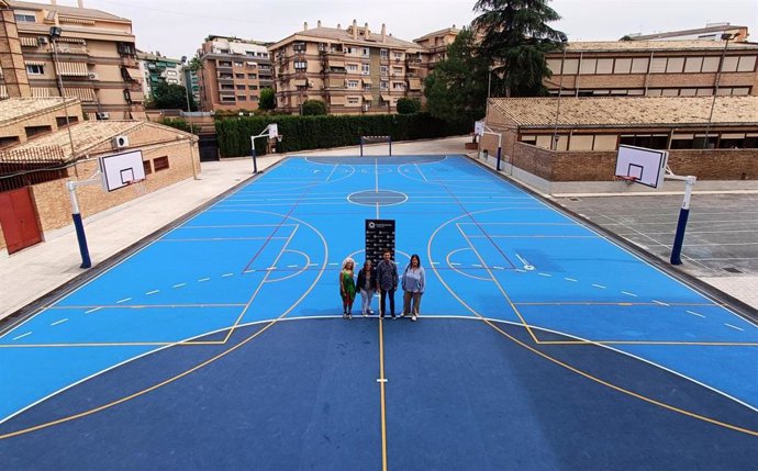Pista polideportiva del Colegio CajaGranada. En la imagen de izquierda a derecha: la directora del Colegio CajaGranada, Mercedes García; la presidenta de la Asociación de Madres y Padres de Alumnos del Colegio CajaGranada - AMPA Jaraba, María Luisa Algu