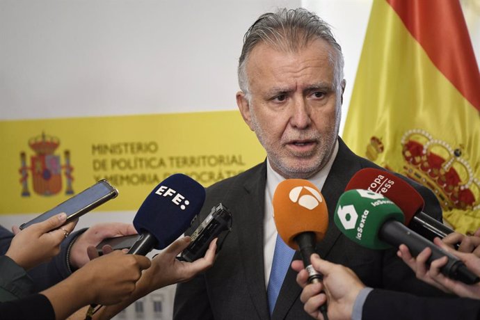 El ministro de Política Territorial y Memoria Democrática, Ángel Víctor Torres, ofrece declaraciones a los medios tras una reunión con el presidente de UNICEF España, en la sede del Ministerio, a 2 de octubre de 2024, en Madrid (España).