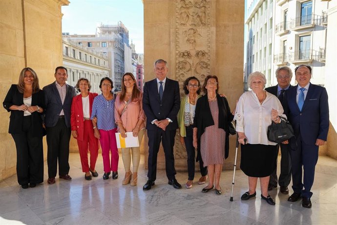 El alcalde de Sevilla, con familiares de Joselito El Gallo, en el Ayuntamiento.