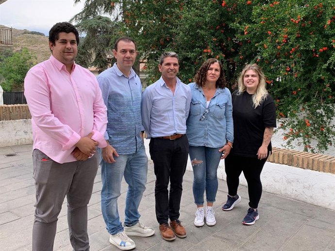 Archivo - Imagen de archivo de una comparecencia informativa del PSOE en Cenes con motivo del 28M, con el hasta ahora alcalde, Juan Ramón Castellón, en el centro