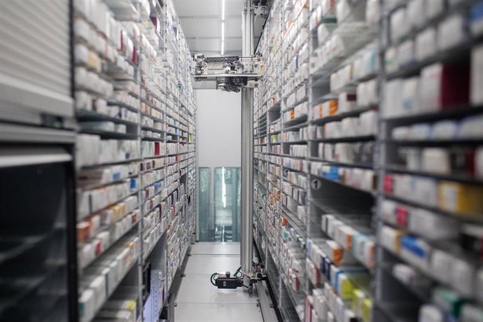 Archivo - Un autodispensador de medicamentos de la sección de Farmacia del Hospital Ramón y Cajal, a 4 de enero de 2024, en Madrid (España). 