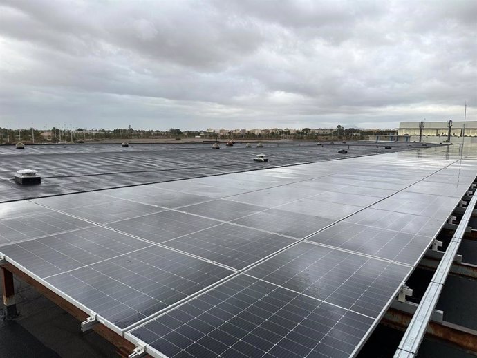 Instalación de placas fotovoltaicas en Fira Alacant.