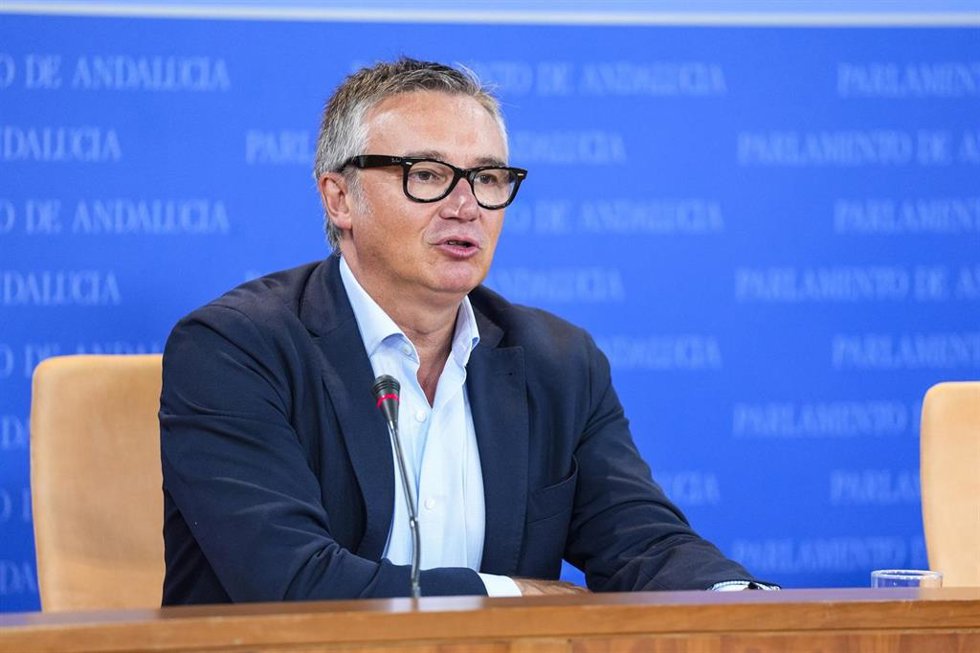 El portavoz del Grupo Parlamentario Vox, Manuel Gavira, durante la ronda de ruedas de prensa de portavoces de los grupos parlamentarios en el Parlamento de Andalucía, a 2 de octubre de 2024 en Sevilla (Andalucía, España). Los portavoces de los grupos pa