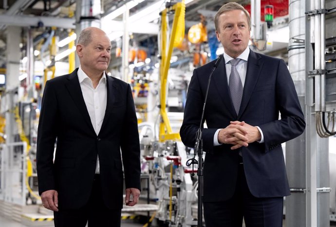 Archivo - 05 December 2023, Bavaria, Munich: German Chancellor Olaf Scholz (L) and CEO of BMW Oliver Zipse give a press statement after the visit to the BMW plant. Photo: Sven Hoppe/dpa