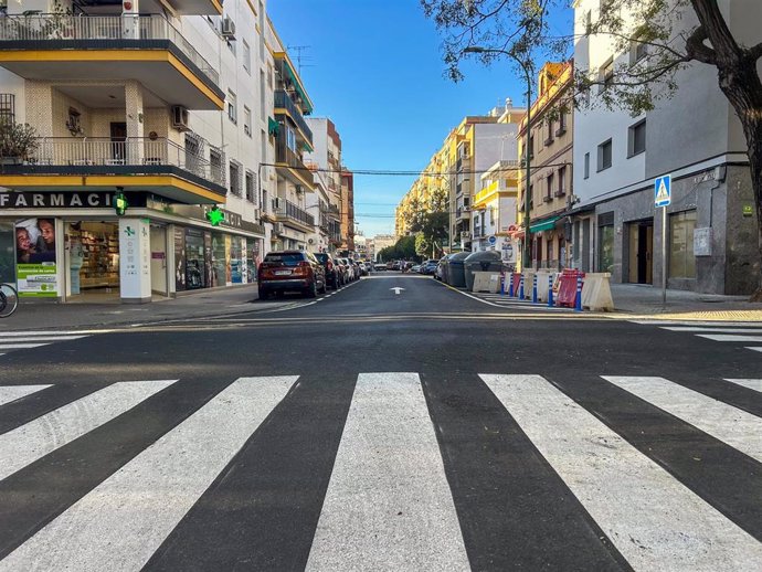 Calle León XIII de Sevilla tras ser reasfaltada.