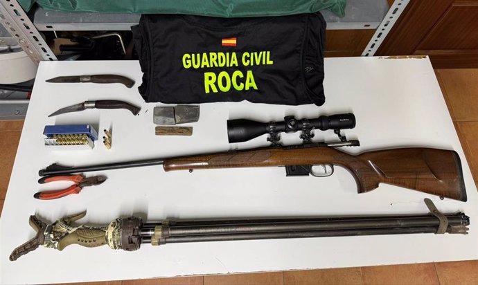 Armas incautadas a dos personas acusadas de robar cabezas de ganado en explotaciones ganaderas de Los Barrios y San Roque