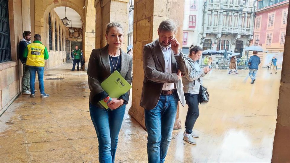 La concejala del PSOE Sonia Fidalgo y el portavoz del PSOE, Carlos Llaneza.