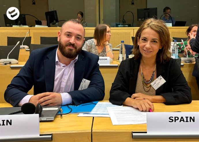 El nuevo director general de la CELAD, Carlos Peralta, junto a su antecesora en el cargo, Silvia Calzón, en el Consejo de Europa de Estrasburgo.