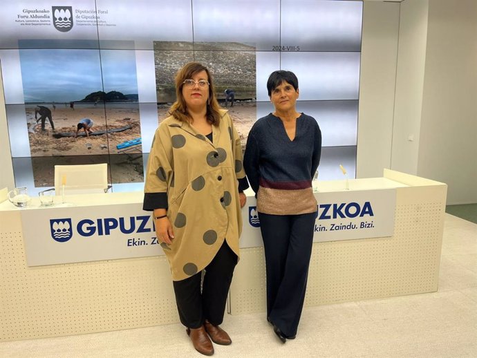 La diputada foral de Cultura de Gipuzkoa, Goizane Álvarez, y la arqueóloga foral Mertxe Urteaga, en una rueda de prensa sobre el fragmento del barco hallado en septiembre en la playa de Ondarreta