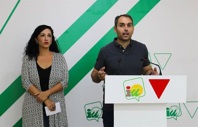 El coordinador general de IU-A, Toni Valero, interviene en una rueda de prensa junto a su homóloga en la provincia de Málaga, Toni Morillas.
