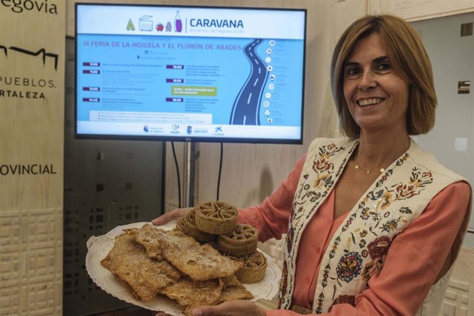 LA diputada de Promoción Provincial y alcaldesa de Abades, Magdalena Rodríguez, con una muestra de florones y hojuelas de su municipio.