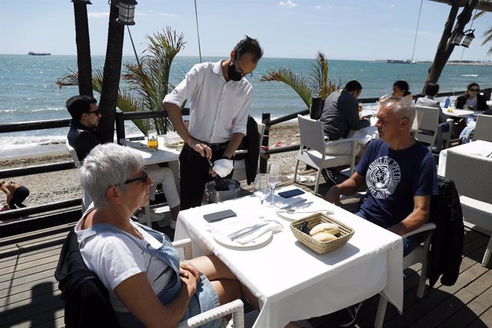 Archivo - Malagueños y visitantes disfrutan de las playas y los chiringuitosde la capital, a 02 de mayo del 2021, en Málaga a 02 de mayo 2021