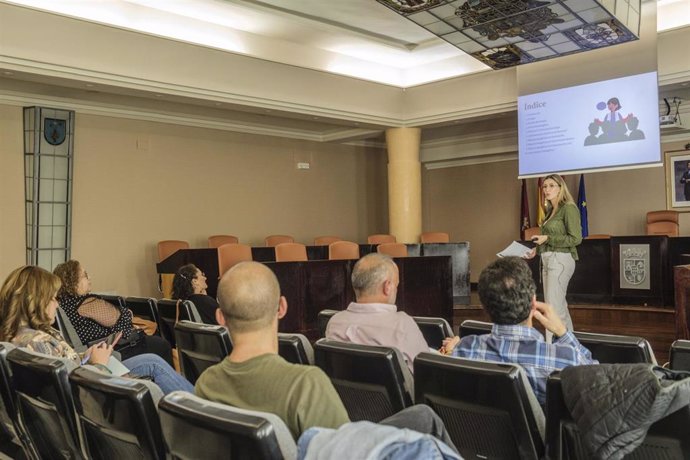 La técnica de Eficiencia Energética Paula Jimeno, durante su ponencia (Dip Segovia).